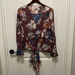 Entro tie front v-neck floral blouse with bell sleeves women’s size Medium NWOT
